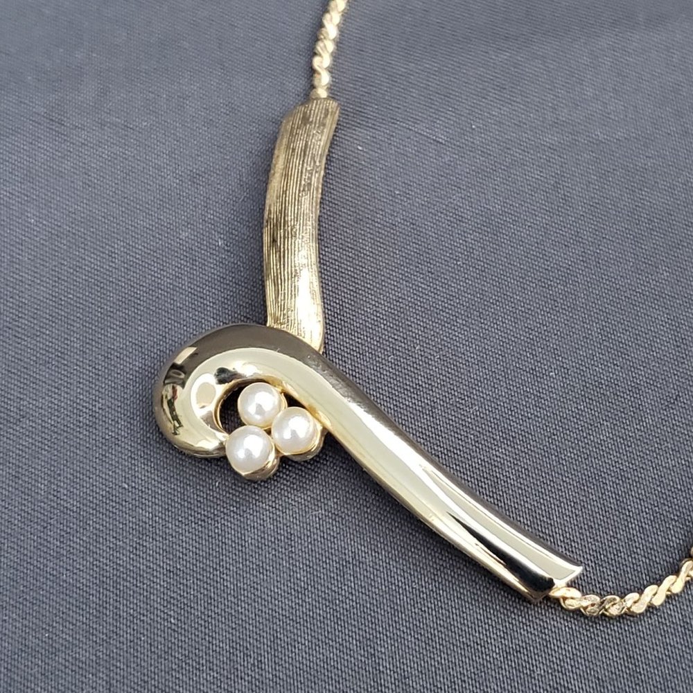 Sarah Coventry Gold Tone Swirl Pendant Necklace White Bead Accents Vtg 1950s 14" - Picture 4 of 11